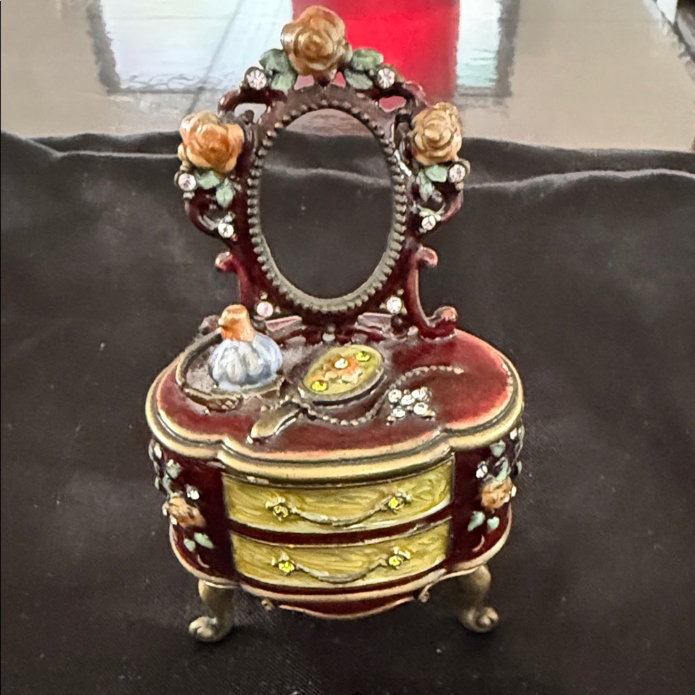 Vintage-Style tiny Jewelry Box for rings - Red and Gold